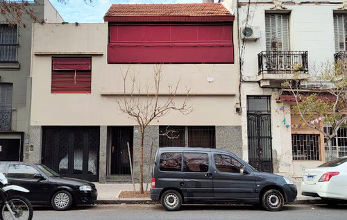 Comodisima Casa Con Garage En Chacarita, Cerca De Todo.