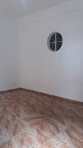 Casa Com Sala 2 Quartos Cozinha Banheiro Corredor E Uma Area