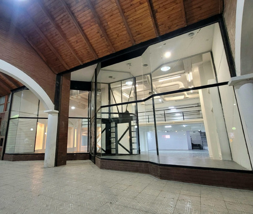 Edificio En RÃo Grande: ¡712 M² Con Ingresos Asegurados! 2 Locales Comerciales + Amplio Departamento