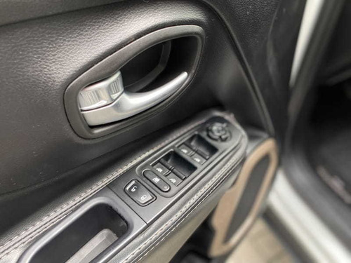 Imagem 15 de 15 de Jeep Renegade Sport 1.8 Flex Aut 2016