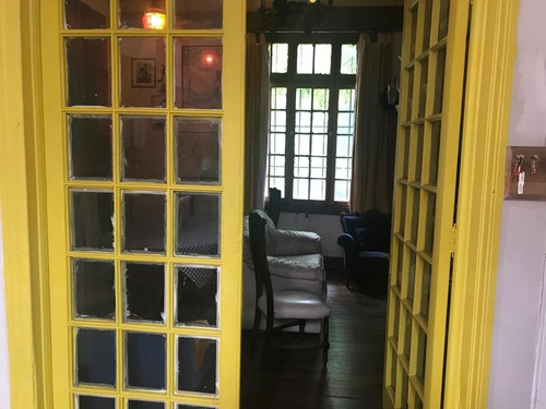 Casa En Venta En Pasaje Cerrado, Excelente Estado !!