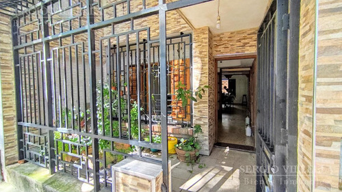 Imagen 2 de 30 de Casa En Venta De 4 Dormitorios Con Cochera Y Quincho- Roque Saenz Peña, Rosario.