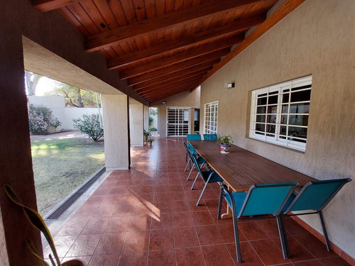 Imagen 8 de 23 de Casa En Venta De 4 Dormitorio Jardines Del Jockey