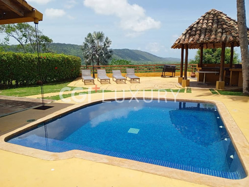 Cgi + Luxury Ofrece En Alquiler Vacacional Villa Retiro