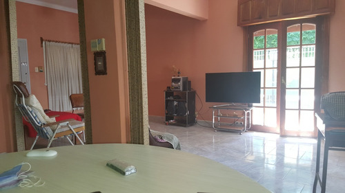 Vendo Casa.5amb, Quincho/garage, 140m Cub., Patio, Jardín.