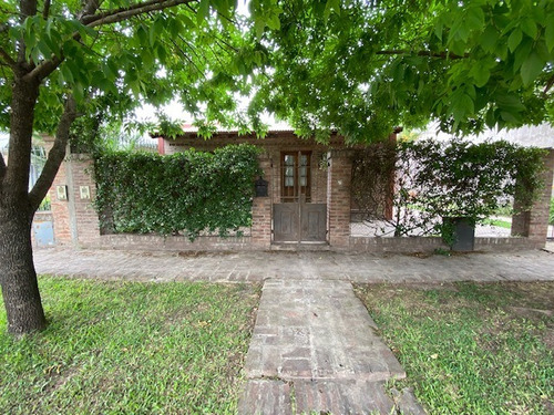 Imagen 2 de 9 de Venta- Impecable Casa 2 Habitaciones Con Jardín!