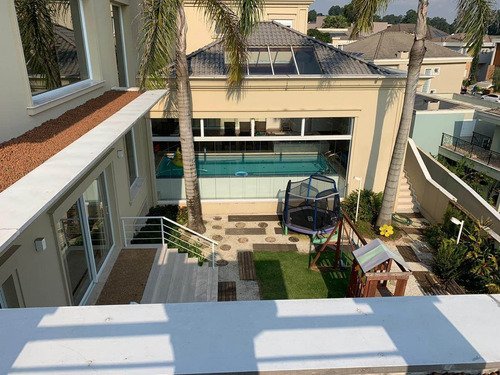 Villa Solaia | Casa | Venda | Piscina Aquecida | Piso Aquecido | 2 Escritórios | Salão De Festas Gourmet - Cnc1023