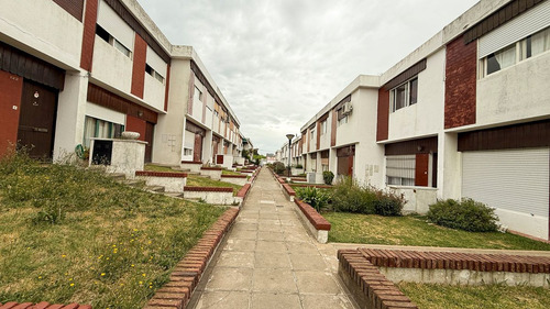 En Venta Casa Duplex En Barrio Terminal 2 Dorm.