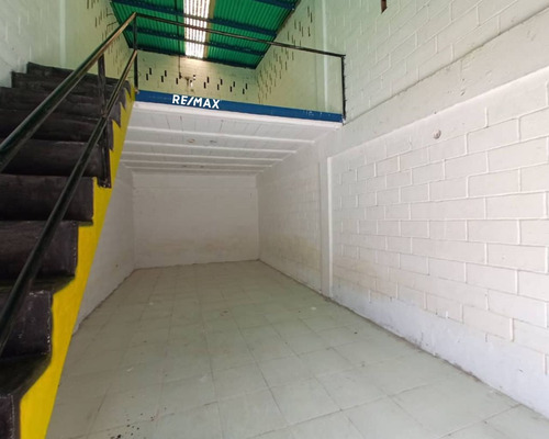 Re/max 2 Mil Alquila, Galpón En La Avenida 4 De Mayo