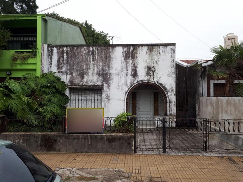 Lote Con Casa A Reciclar O Demoler