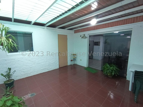 Imagen 18 de 30 de Hermoso Townhouse Ubicado En Conjunto Cerrado Con Pozo, Vigilancia Privada Y Doble Porton De Acceso, Es Moderno Y Tendencia Minimalista, Cuenta Con Su Cocina Empotrada Equipada, Pisos Laminados