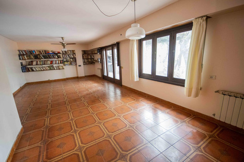 Casa De 5 Ambientes Escritorio, Playroom Y Dependencia De Servicio En Venta, En La Lucila.