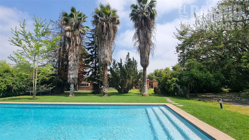 Casa En Venta De 4 Dorm. En Chicureo Centro