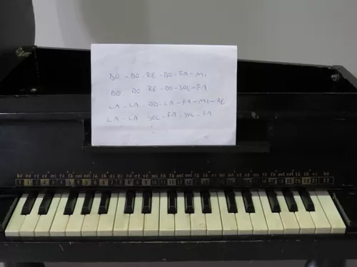 Piano De Brinquedo Antigo Hering - R$ 500,00 em Mercado Livre