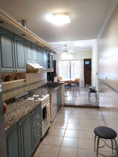 Excelente Casa De 3 Dormitorios. Jardin Con Piscina Y Cocheras.