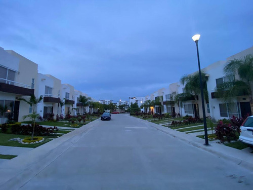 Hermosa Y Cómoda Casita En Fraccionamiento