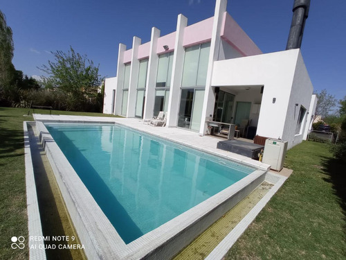 Casa En Venta En Barrio Cerrado Santa Ana Moreno