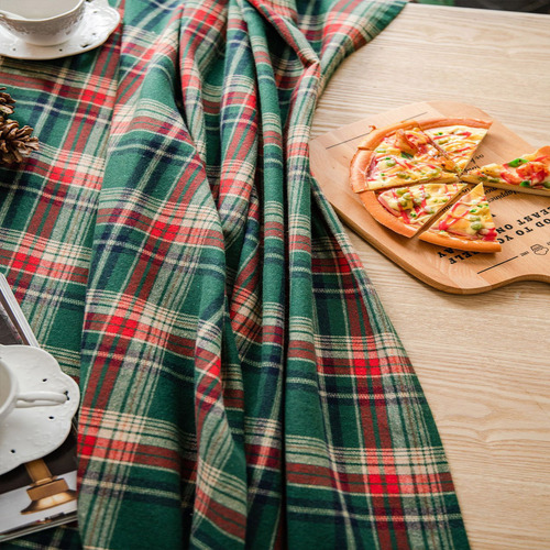 Mesa Rústica De Tela Navideña Tejida Con Un Mantel Verde