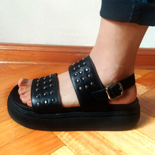 Sandalias De Dos Tiras Negras Tachas Y Ajuste Con Hebilla 