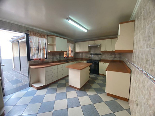 ¡amplia Casa En Arriendo 6d + 3b + Jardín + Quincho En ...