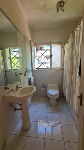 Venta De Hermosa Casa En Sector Residencial. Providencia.