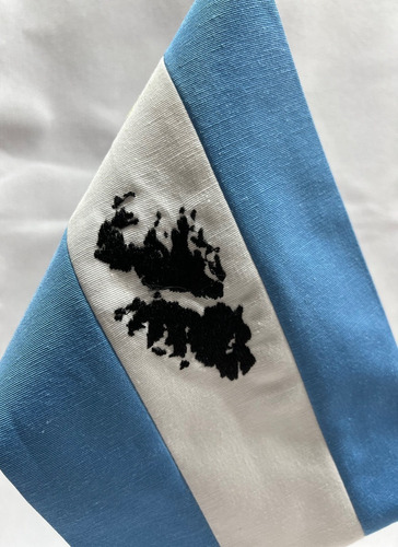 Imagen 2 de 3 de Bandera Argentina Malvinas Bordada C/base Madera Escritorio