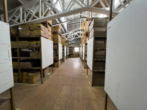 Amplio Edificio Comercial Con Bodegas Y Galpon En Santiago