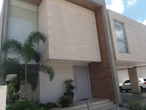 Imagen 2 de 27 de Adriana Atienzo Vende | Moderna Casa En Urb. Guaparo (foc-559)