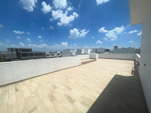 Casa En Venta En La Encomienda, Escobedo, Nuevo León Con Alberca Y Terrazas, 4 Recámaras, 3 Niveles, Alberca, Frente A Parque.