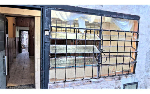 Casa En Venta - 2 Dormitorios 1 Baño - 153mts2 - Morón