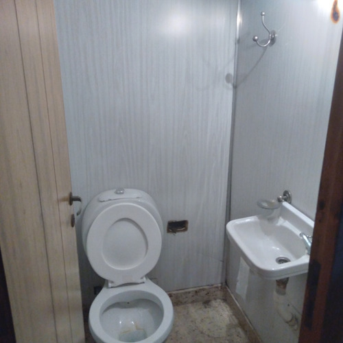 Imagen 14 de 18 de Local Amplio Con Oficina Con Baño Y Dos Vestuarios Con Baños Fondo Libre Con Parrilla.