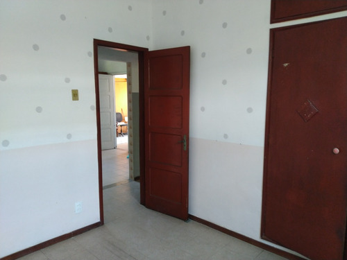 Duas Casas: Três Quartos E Dois Quartos No Mesmo Terreno