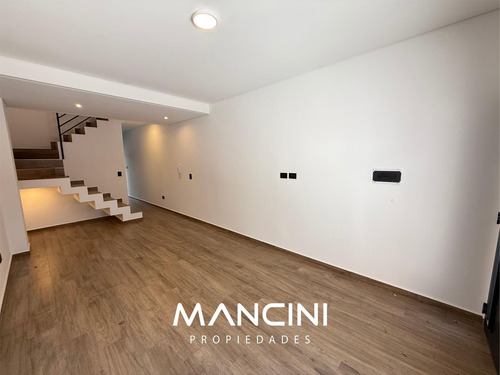 Triplex En Venta De 4 Ambientes - Villa Ballester Centro