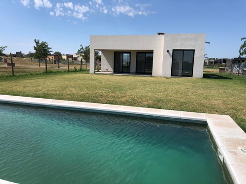 Venta Casa Tres Dormitorios Y Pileta En El Barrio Cerrado San Sebastian