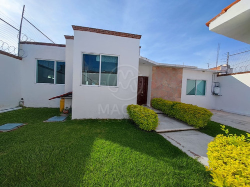 Casa En Venta En Fracc. Brisas De Cuautla De Un Nivel Con Alberca.