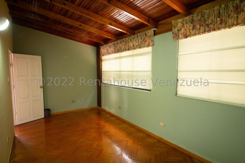 Bella Casa, Con Amplios Espacios Y Jardines Ubicada En Calle Cerrada. 25-17564.