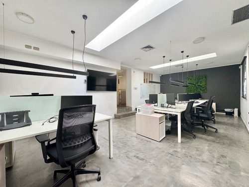 Oficina Remodelada Con Amplios Espacios Y Buena Ubicación