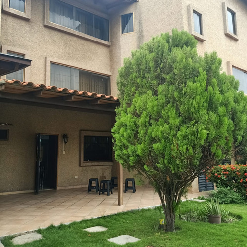 En Venta Cómodo Townhouse En Lecheria . Rosa Maria Evergreen