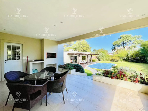 Excelente Casa De 4 Dormitorios, Piscina Climatizada Y Barbacoa En Pinares, Punta Del Este