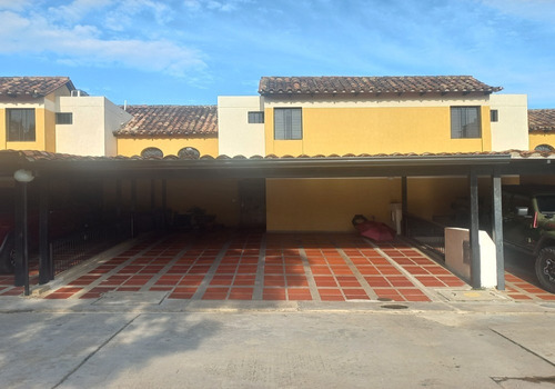 Jg Asein2130 Vende Amplio Townhouses En Naguanagua