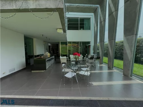 Hermosa Casa Con Energía Solar En Una Ubicación ...(mls#253904)