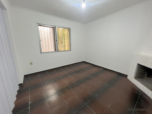 Alquiler De Hermosa Casa, Totalmente Reciclada, Piedras Blancas, 2 Dormitorios, Cochera, Baño, 2 Patios, Sin Gastos Comunes, Muy Segura!!