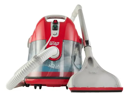 Extratora de sujeira Wap Aqua Cleaner 1400W vermelha, vista frontal-esquerda, com a mangueira flexível e o bico extrator conectados, em fundo branco.