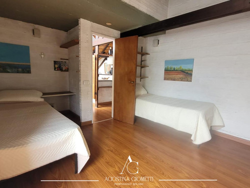 Z/ Playa Grande. Casa, 6 Ambientes Más Dependencia Y Jardín.
