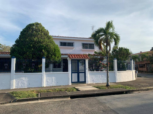 Tibisay Rojas Vende Casa De Esquina En Las Clavellinas. Urbanizaciòn Trigal Norte   Cod. 217308