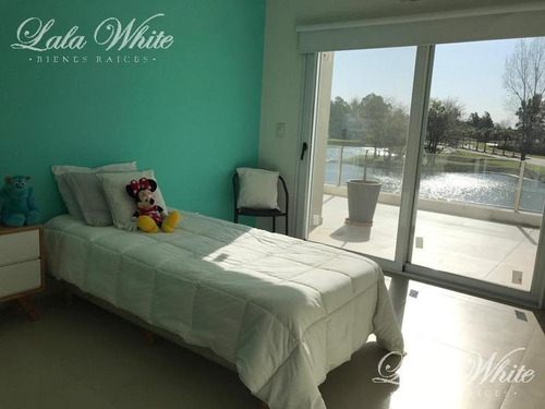 Imagen 9 de 18 de Venta - Hermosa Casa A La Laguna En Terralagos - Canning