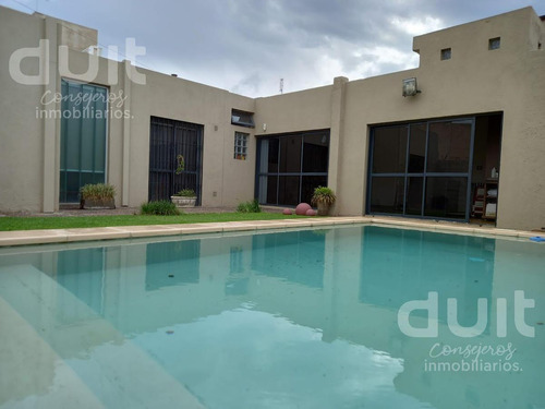Casa En Venta 3 Dormitorios, Pileta Barrio Alejandro Centeno