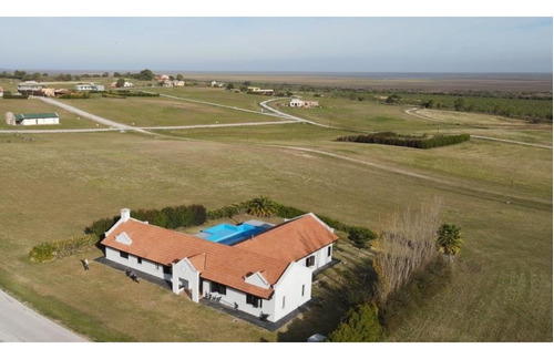 Casa De Tres Dormitorios Con Pileta, Barrio Los Algarrobos