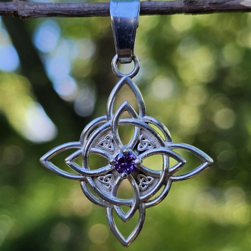 Dije Amuleto Nudo De Bruja Wicca Con Triquetas Y Zirconia Alpaca / Plateado