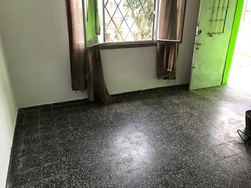Imagen 2 de 9 de Casa Con Terreno Y Entrada Lateral